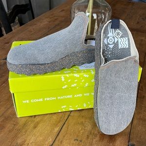 Men’s Asportugueasas Grey slides Sz 43M never worn new with tag